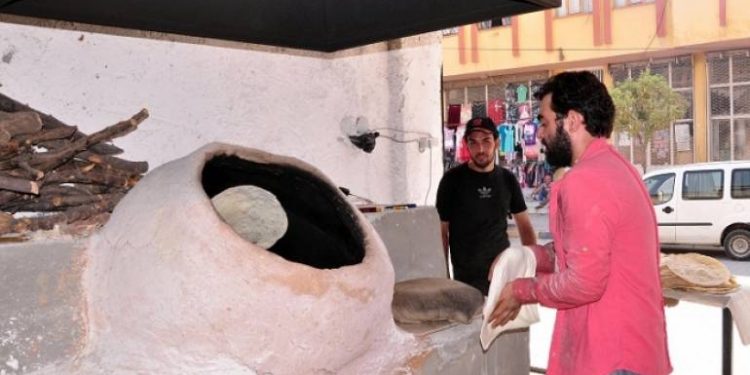 خبز تنورٍ في الحصار