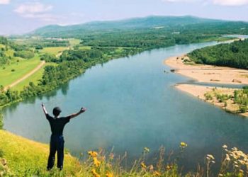 كأنّما في عَينيكِ وَطنيْ