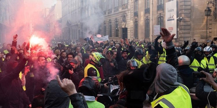 مع استمرار الاحتجاجات في الشوارع الفرنسية أوروبا الموحدة تترنح في باريس