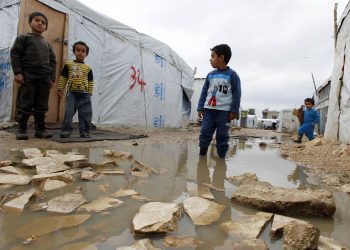 الغارديان: ضغوط على اللاجئين السوريين في لبنان للعودة إلى ديارهم