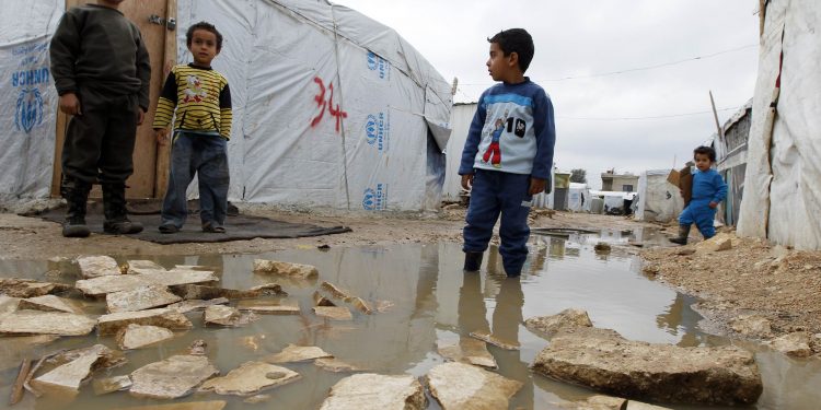 الغارديان: ضغوط على اللاجئين السوريين في لبنان للعودة إلى ديارهم