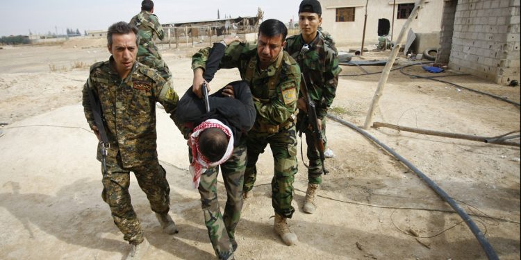 «كف اليد» يترك موظفين سوريين معلَّقين بين السماء والأرض