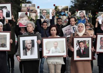 واقع ومعاناة ذوي المعتقلين السوريين: التخلي والاهمال