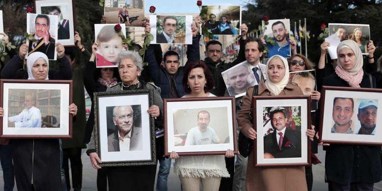 واقع ومعاناة ذوي المعتقلين السوريين: التخلي والاهمال