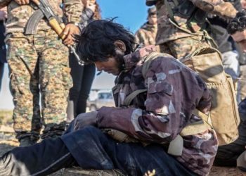 قوات «قسد» تدفن 300 جثة في حفرة جمعت مقاتلي «الدولة» والنساء وأطفال… وأنباء عن إعدام جرحى التنظيم