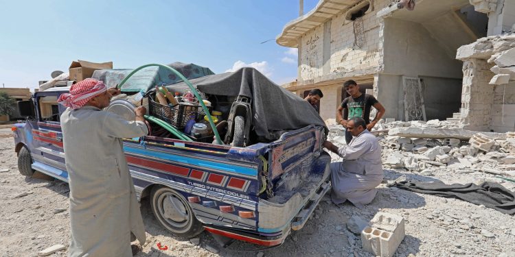 إدلب: القصف مستمر.. والأهالي نزحوا عن المنطقة العازلة