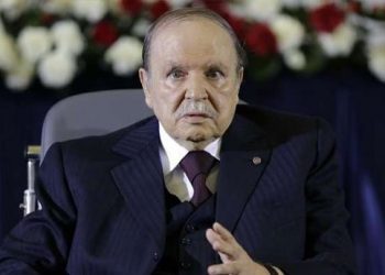 الجزائر: بوتفليقة يستقيل بعد دعوة قائد الجيش له للتنحي فورا. ووصفه جماعته بـ«العصابة»!