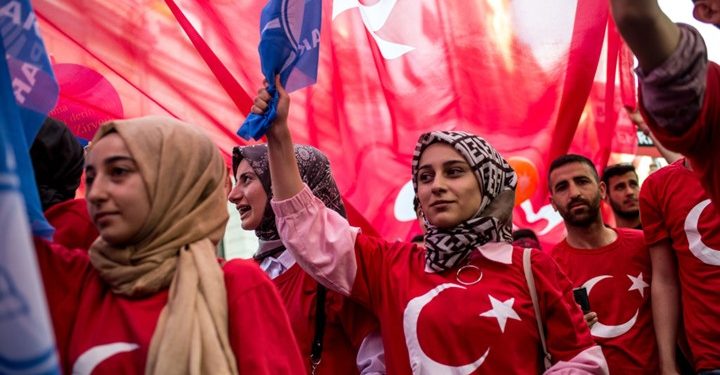 السوريون يشاركون بالانتخابات المحلية التركية