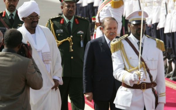 لماذا أسقطت الثورة في الجزائر والسودان طواغيتها وتعثرت في سورية؟!