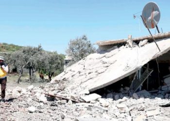 الطائرات الروسية والمروحيات السورية «لا تغادر» أجواء إدلب