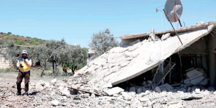 الطائرات الروسية والمروحيات السورية «لا تغادر» أجواء إدلب