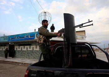 العرب في دير الزور يحتجون على حكم فصيل كردي مسلح