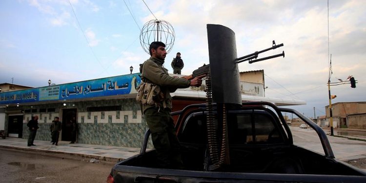 العرب في دير الزور يحتجون على حكم فصيل كردي مسلح