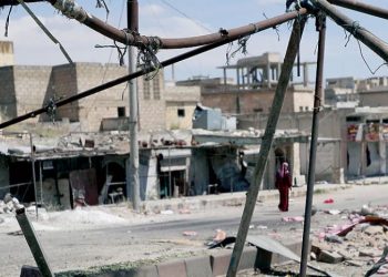 معارك كرّ وفرّ شمال حماة… و«براميل» على ريف إدلب