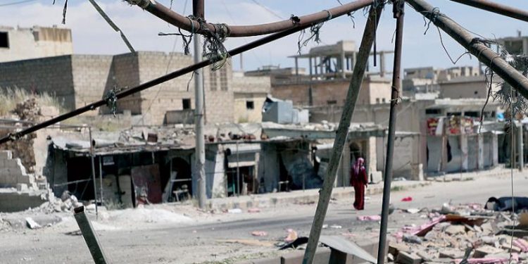 معارك كرّ وفرّ شمال حماة… و«براميل» على ريف إدلب