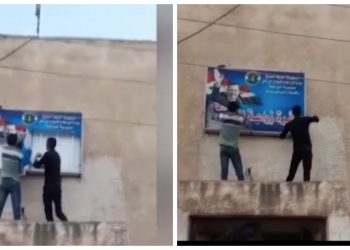 سوريون يمزقون صورة بشار الأسد في درعا