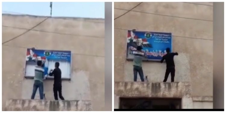 سوريون يمزقون صورة بشار الأسد في درعا
