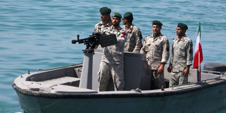 التصعيد الإيراني في الخليج قد يدفع بريطانيا أكثر نحو التشدد الأميركي طهران تواصل “التحرش” البحري… ولندن تفقد ثقتها في المفاوضات وتتذكر وعود ظريف لكيري