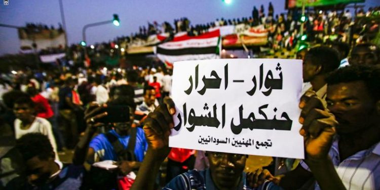 السودان قد یتبع کتاب” الربیع العربي“المحفوف بالمخاطر: المُستبدُّ یسقط، وحلفاؤه یبقون