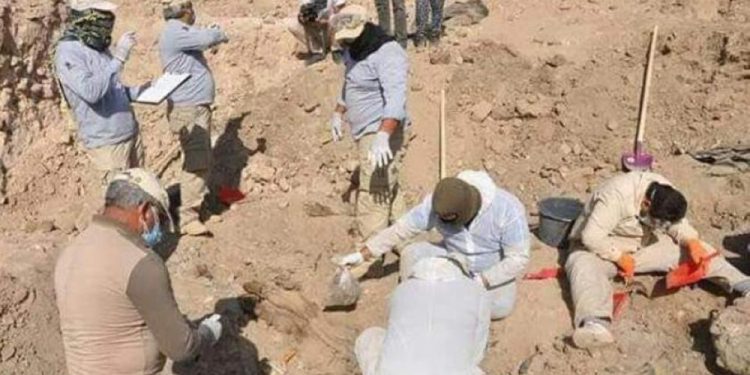 العثور على 200 جثة في مقبرة جماعية بالرقة