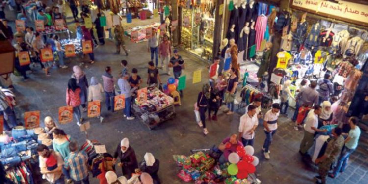 الفقر في دمشق يزيد المطالب برفع الرواتب… وسطو مسلح على مصارف