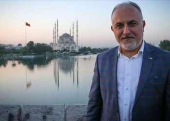 رئيس الهلال الأحمر التركي يدافع عن اللاجئين بعد أحداث إسطنبول وينشر حقائق مهمة