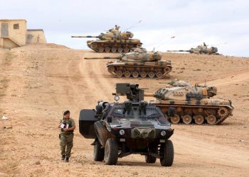 تركيا تواصل لليوم الثالث تعزيز قواتها على حدود سوريا