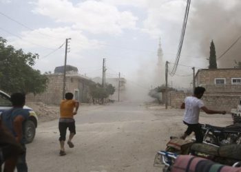 تواصل القصف على إدلب في انتظار تفاهم روسي تركي