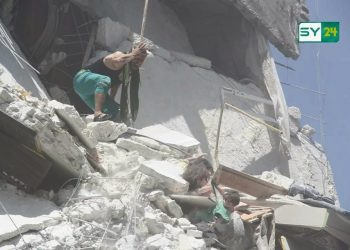 كفٌّ أبتْ ألا تفارقَ أختَها