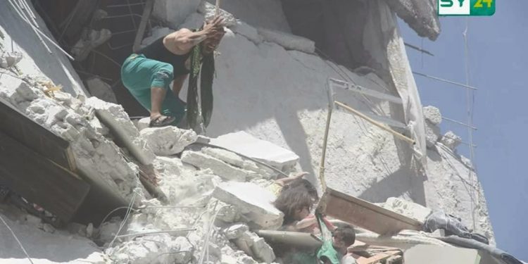 كفٌّ أبتْ ألا تفارقَ أختَها