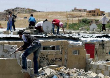 عندما يجبر اللاجئون السوريون على تدمير منازلهم في لبنان