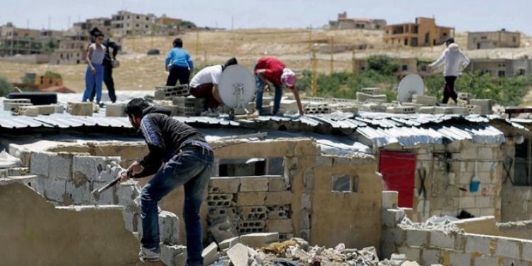 عندما يجبر اللاجئون السوريون على تدمير منازلهم في لبنان
