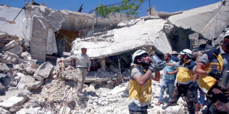 11قتيلاً في قصف على إدلب وحماة والدفاع المدني ينعى إعلامياً