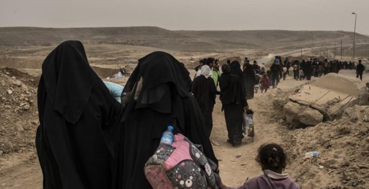 اتهامات لـ «قسد» بارتكاب انتهاكات وتحرش بنساء عائلات «الدولة» في مخيم الهول في الحسكة السورية