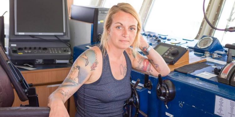 منقذة لاجئين رافضة أرفع جائزة من باريس:                مدينة نفاق شرطتها تسرق البطانيات من المهاجرين