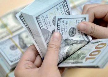 تراجع الليرة يشل الأسواق السورية مع افتتاح المدارس