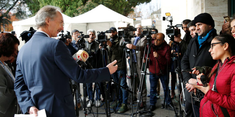 “المجتمع المدني” في اختبار “الدستور”.. لاعب سياسي أم وسيط للحل