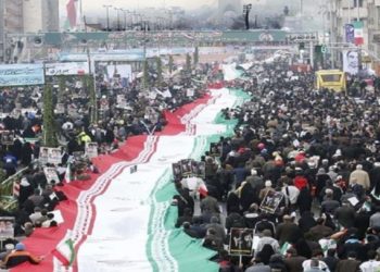 المحتجون الإيرانيون يضربون قلب الشرعية الثورية للنظام