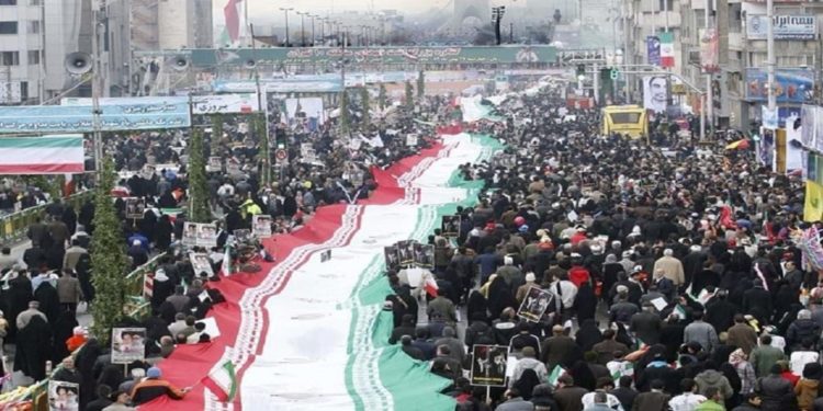 المحتجون الإيرانيون يضربون قلب الشرعية الثورية للنظام