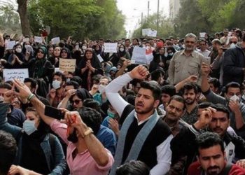 بركان في بلاد فارس قد يفضي لتشققها