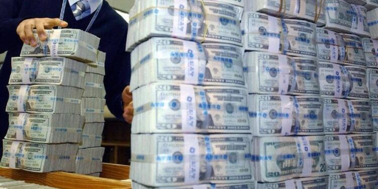 فايننشال تايمز”: هكذا يتم تهريب الدولارات من لبنان إلى دمشق