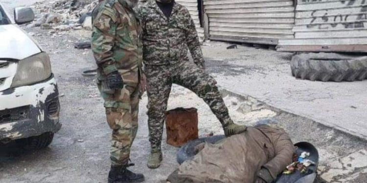 بعد إعدامه ميدانياً.. جيش الأسد يحرق جثمان مُسن في “معرة النعمان”