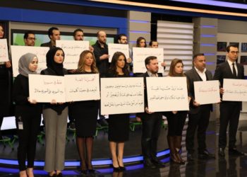 تلفزيون أورينت يحتجب عن البث احتجاجاً.. وإعلاميوه يرفعون اللافتات!