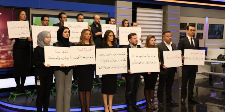 تلفزيون أورينت يحتجب عن البث احتجاجاً.. وإعلاميوه يرفعون اللافتات!
