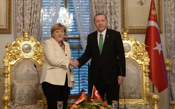تأجيل قمة اسطنبول الرباعية… وميركل لدعم أنقرة بشأن السوريين