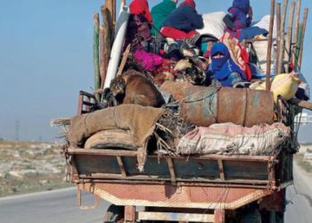 تركيا تعزز قواتها قرب سوريا وتطالب روسيا بالتزام تعهداتها