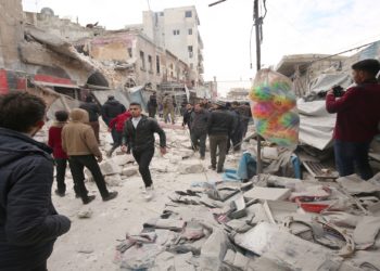 قصف إدلب يزيد أوجاع السوريين: غلاء وتشريد