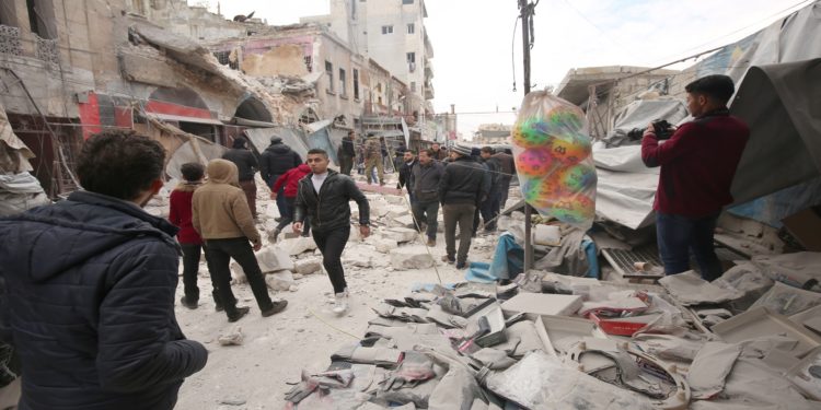 قصف إدلب يزيد أوجاع السوريين: غلاء وتشريد