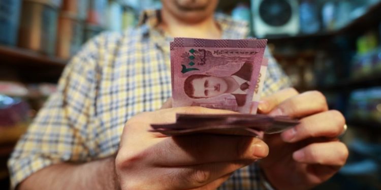 ثقة “شبه معدومة” بالليرة السورية وإقبال عالٍ على الذهب