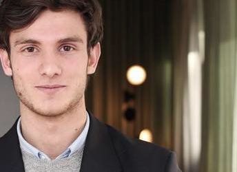 من معتقلات الأسد إلى محاضر بارع..                  ابن “البيضا بانياس” ينال جائزة القيادة من ملك السويد